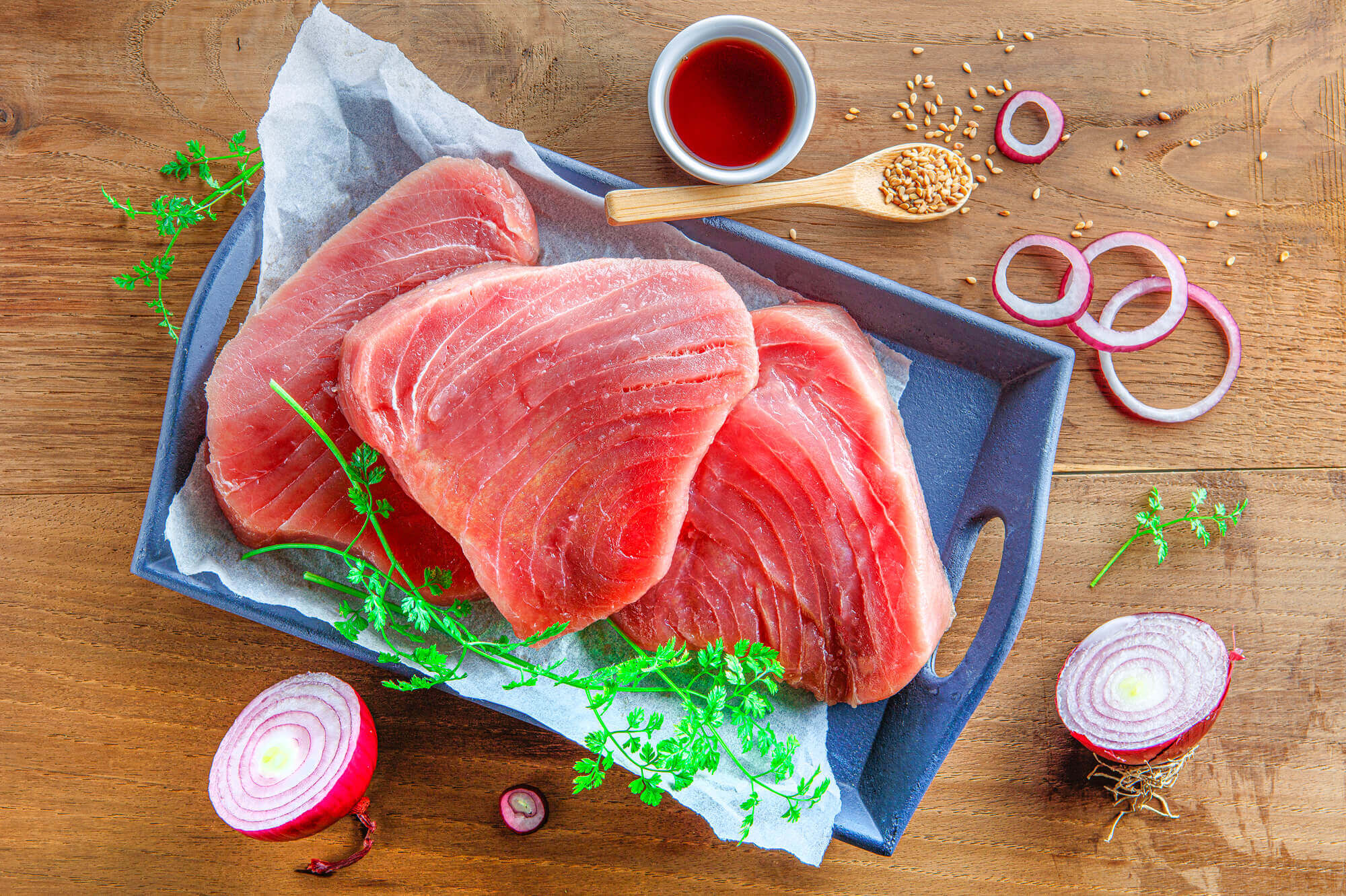 photo de thon cru, prêt à mariner pour une recette de cuisine de la mer par Antoine Duchene photographe