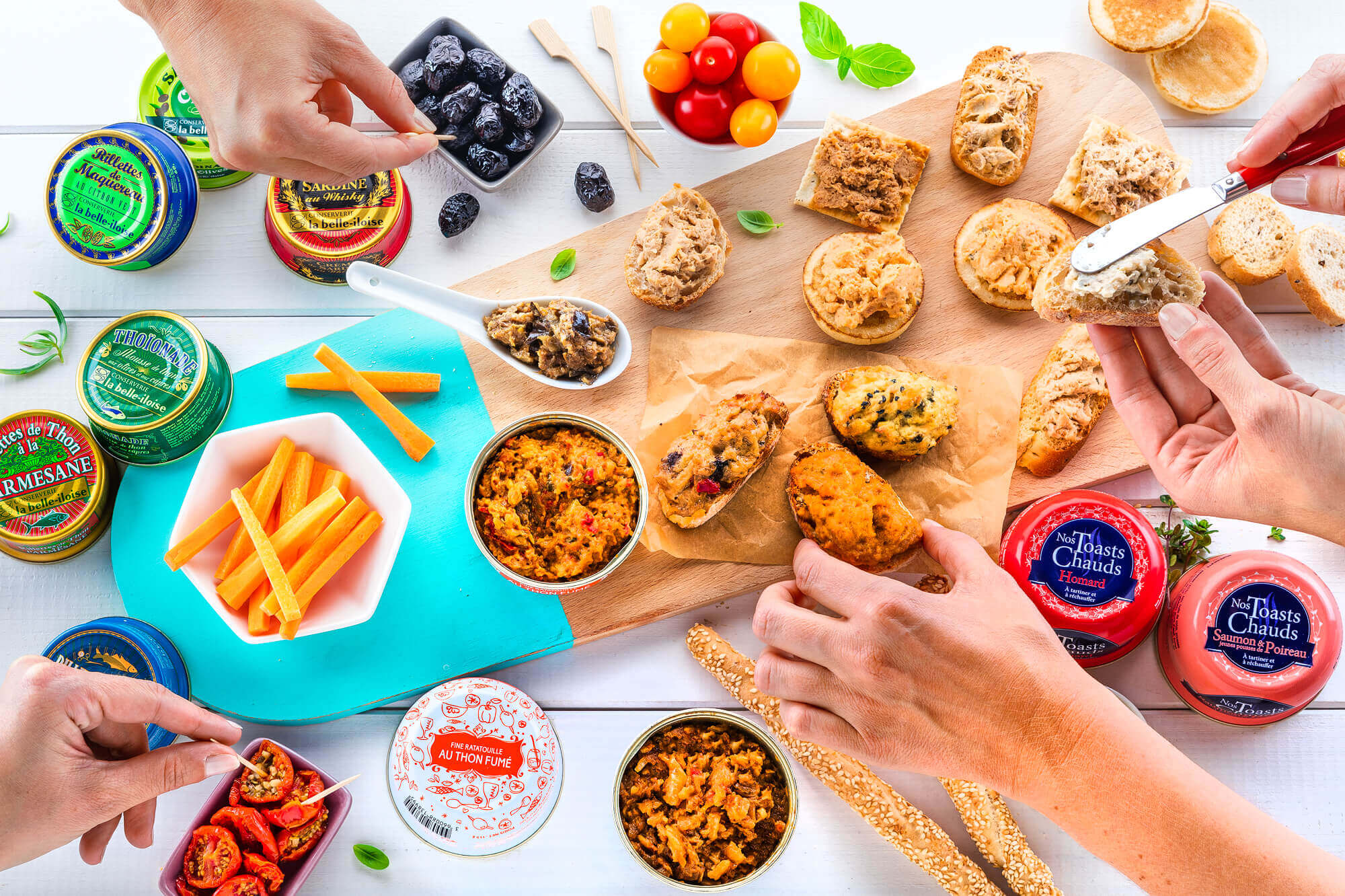 photo conviviale autour d'un apéritif pour la conserverie La Belle Illoise à Quiberon par Antoine Duchene photographe