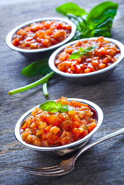 Photographe publicitaire antoine duchene photographe pour recette de salade tomate basilic